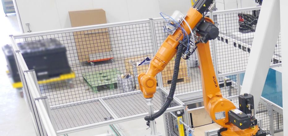Clôture de protection pour robot - stable et sûre selon la directive sur les machines